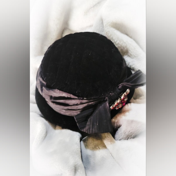 Vintage-Style Alessandra Bacci Bucket Hat with Vintage Red Brooch - Italian - Picture 4 of 6